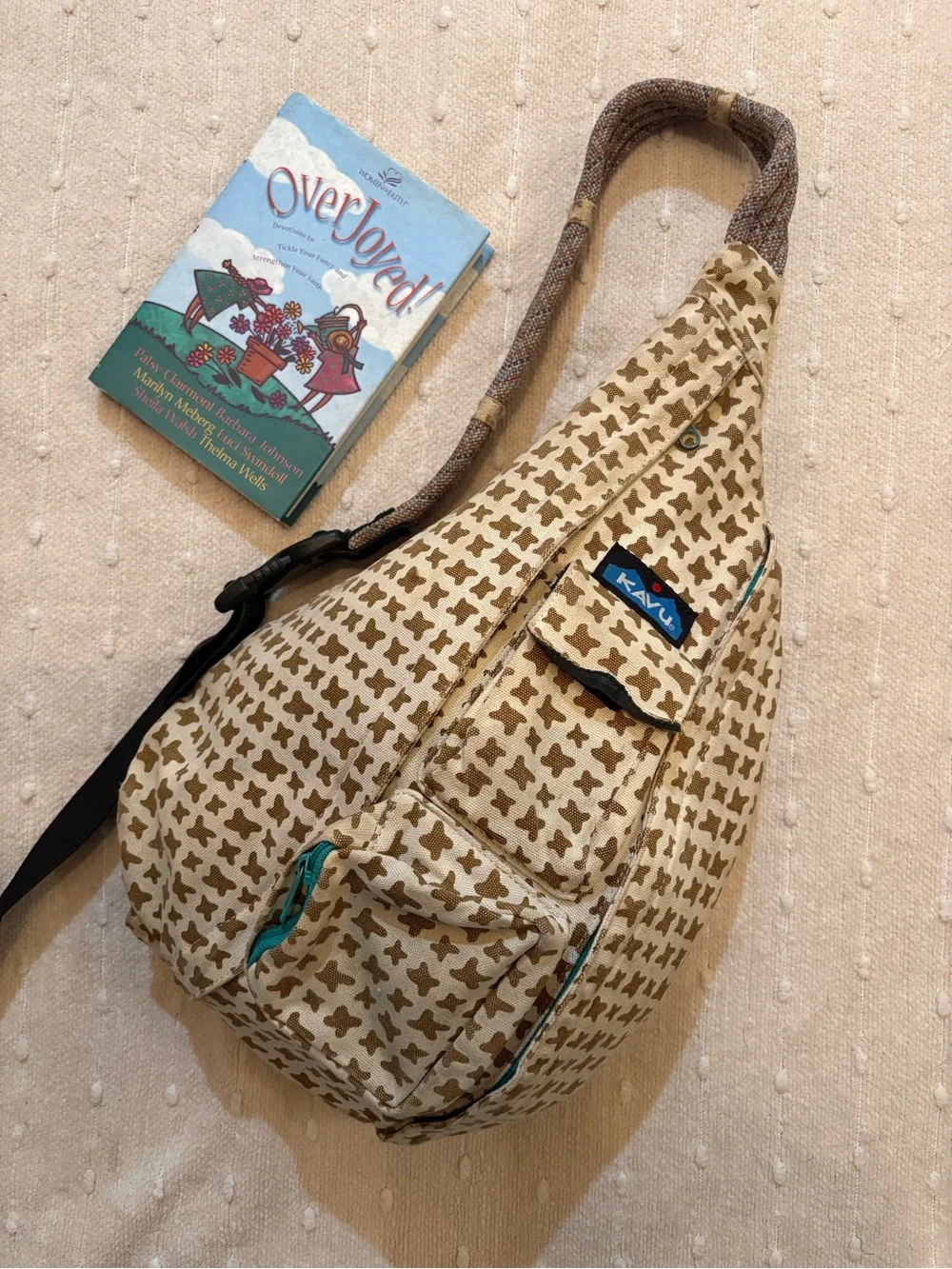 Kavu Beige Clover-Print Sling Bag with Teal Zipper Accents